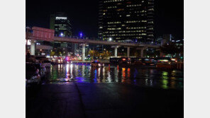 상수도관 누수로 서울역 ‘물바다’…2개차로 막고 교통통제