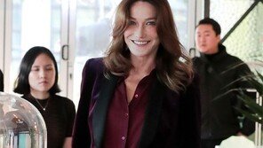 카를라 브루니 “일곱살 딸 BTS에 푹… 왜 떼어놓고 가냐고 울어”