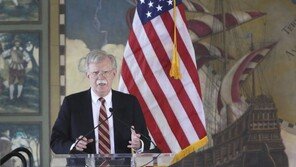 美, 베네수엘라·쿠바 추가 제재…볼턴 “폭정의 트로이카”