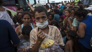 트럼프, ‘캐러밴 저지’ 발포 시사…“돌던지면 총격 간주”