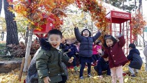 [동아포토] 잠실 석촌호수 단풍·낙엽축제 찾은 어린이들