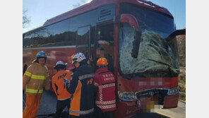 홍천서 관광버스가 도로 작업중인 굴착기 들이받아 39명 부상