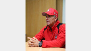 힐만 감독 “오늘이 마지막 되지 않길…” 취재진 더 만나자