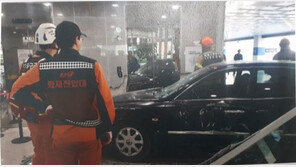 “브레이크 밟으려다 액셀 밟아”…80세 운전자 병원 돌진