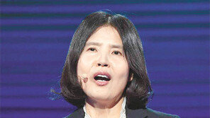 최영미 시인 “여성시인 기생 취급… 문단 미투 갈길 멀어”