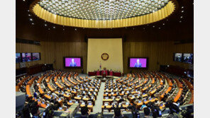 사실상 ‘文정부 첫 예산안’…與, 野 반대 뚫고 예산안 사수할까