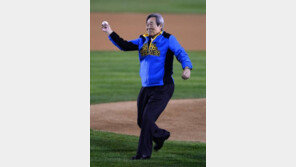 한국시리즈 1차전 시구는 어우홍 감독, 애국가는 ‘야구광’ 케이윌이…