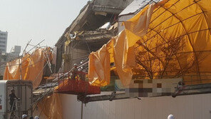 부평 옛 대형마트 철거현장 가림막 붕괴…인명피해 없어