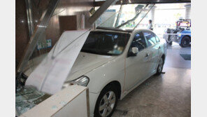 70대 몰던 승용차 병원 출입문으로 돌진…3명 부상