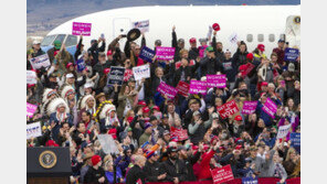 트럼프  경제호황 강조,  “이민문제 지나친 집중” 은 부인