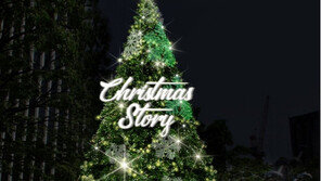 롯데百 명동본점에 ‘높이 23m’ 크리스마스트리 설치