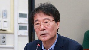 장하성 “내년에는 소득주도성장 효과 누릴 수 있을 것”