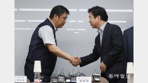 홍종학-최승재 ‘불편한 만남’…좋은 말 건넸지만 미묘한 냉기류