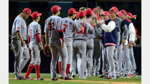 [KS1] 승장 SK 힐만 감독 “한동민-박정권의 홈런 2방이 결정적”