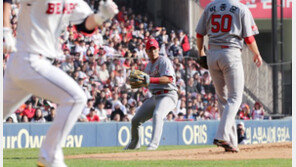 뼈아픈 실책 저질렀던 강승호, 한국시리즈서 ‘그물망 수비’