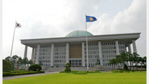 한국당 “임종석 경질 등 요구” vs 與 “말만 협치”…기싸움 팽팽