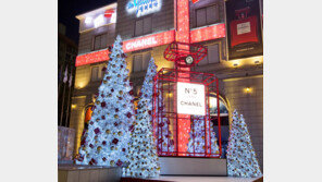 갤러리아명품관 향수병 모양 성탄절 트리