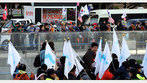 주말 광화문광장 집회 ‘태극기 vs 한반도기’