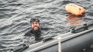 英 33세 청년, 수영으로 본토 일주 화제…최초 성공