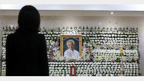 “시대의 아이콘, 큰별 졌다” 조문객 줄이어