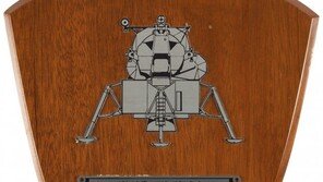 닐 암스트롱 물품 경매서 총 82.7억원 판매고