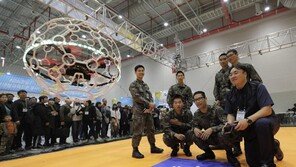 軍정찰용 대형 드론 뜨고… 드론에 보안 갑옷 입히고…