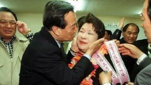 이순재·최불암, 故신성일 빈소 찾아…‘정치 외도’ 공통점