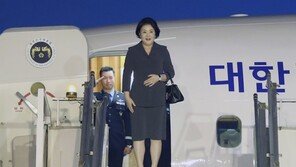 靑, 野 제기 김정숙 여사 탄 ‘공군2호기 대통령 휘장’ 논란에…