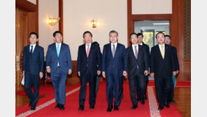 文대통령-여야 원내대표, 허심탄회한 158분…탈원전 토론도