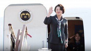 김정숙 여사 탑승 전용기 ‘대통령휘장’ 논란에…靑 “대표단 성격 보이기 위해”