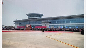 北김정은 ‘대형 초상화’ 등장…“우상화 작업 본격화 가능성”