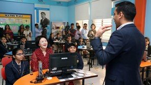 김정숙 여사, 인도 IT기기 시연 수업 참관…“신남방·신동방정책 모델”