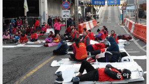 옛 노량진수산시장 전기-물 끊어… 극한 대치