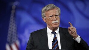 美 볼턴 “대규모 추가적 대이란 제재 나설 것”