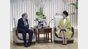 中 펑리위안도 내조 외교…MS 창업자 빌 게이츠와 회동