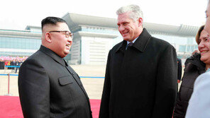 김정은, 이틀째 쿠바 의장 밀착 영접…스킨십 외교