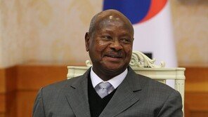 “남성은 부엌출입 안돼” 우간다 대통령 가부장적 발언 논란