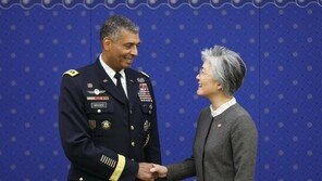 강경화, 브룩스사령관에 “한국의 친구로 남아 달라”