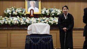 ‘신성일 영결식’ 엄앵란 “다시 만나면 선녀처럼 잘할게요”