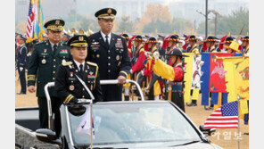 임기 끝낸 주한미군사령관 ‘마지막 사열’
