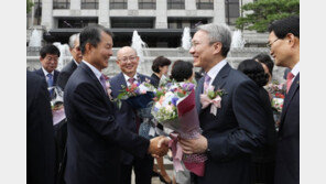 文대통령, 7일 퇴임 헌재소장·재판관에 서훈 수여