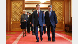 靑 “文대통령, 권구훈 위원장 직접 발탁…강연에 깊은 감명”