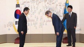 文대통령, ‘박근혜 탄핵’ 헌법재판관 5명에 서훈