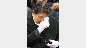 [화보] 엄앵란, 故 신성일 추도식서 ‘끝내 눈물’…영천 자택에 묻히다