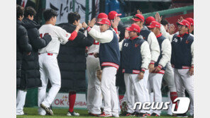 ‘로맥 2홈런+켈리 7이닝 역투’ SK, 두산 7-2로 꺾고 2승 고지 선점
