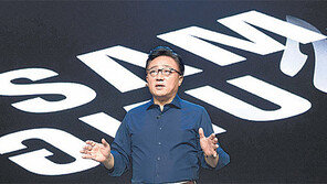 반으로 접힌 스마트폰 펼치자… 3개 앱이 동시에