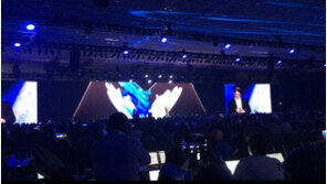 삼성 폴더블폰 공개에 “와!”…5000명의 탄성