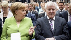 메르켈 앙숙 제호퍼도 정계 은퇴?…“바이에른 선거에 책임”