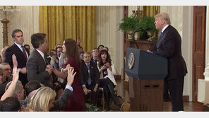 트럼프, CNN 기자에 “무례하고 끔찍한 사람” 독설 퍼붓고 출입정지 시켜