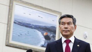 정경두 국방 “GP 통문번호 일부 노출, 군사기밀 아냐”